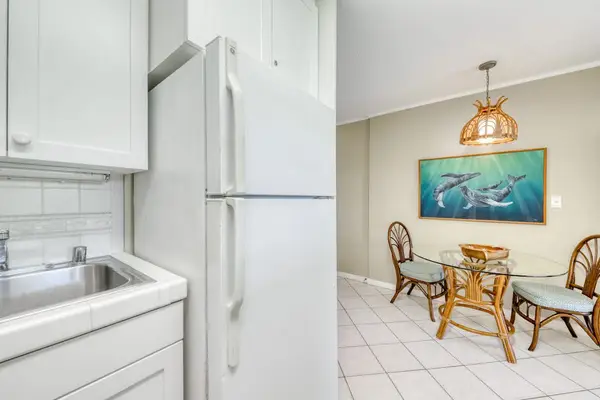 Well Equipped Kitchen For Easy Island Dining