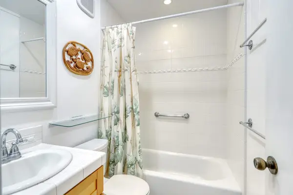 Clean And Bright Bathroom Retreat