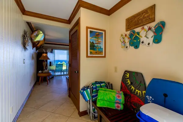 Cozy Island Entry And Beach Gear Nook