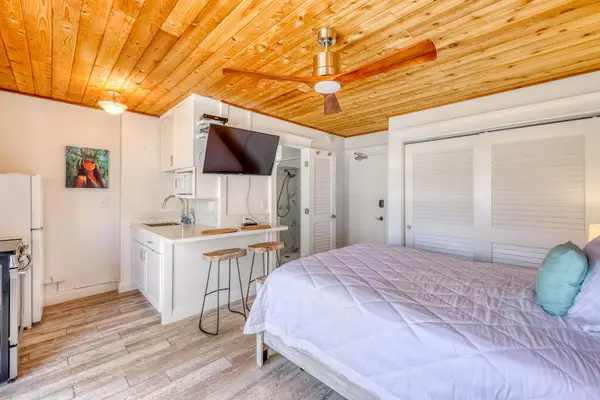 Make yourself at home with restful sleeping space and entertainment in this queen-bed studio.