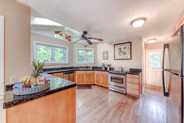 Fully Equipped Kitchen with Breakfast Island