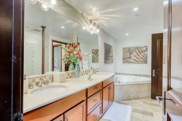 Primary Master Bathroom Suite with Double Vanity & Soaking Tub