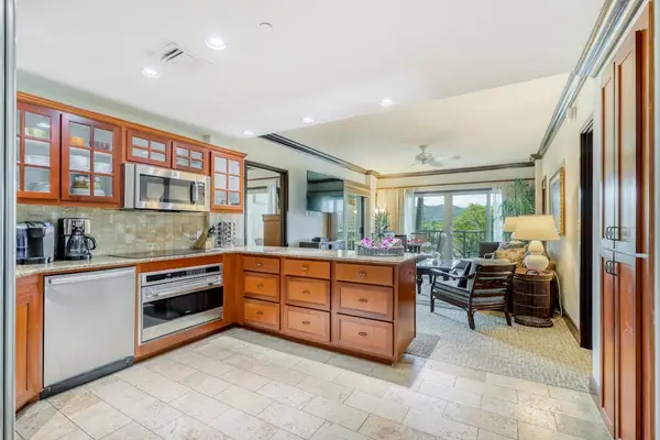 Open-Concept Living Area & Gourmet Kitchen Layout