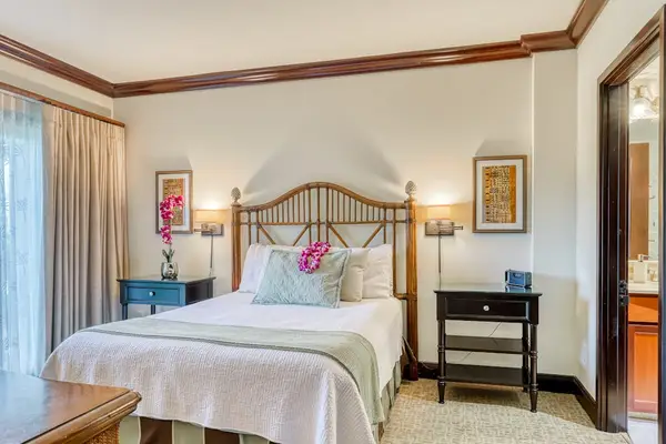 Comfortable Guest Bedroom with Queen Bed & Nightstands