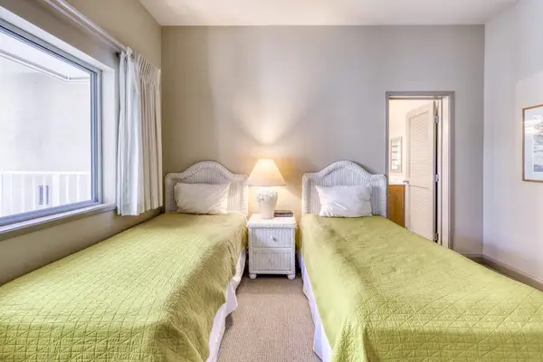 Cozy Twin Bedroom For Family Stays