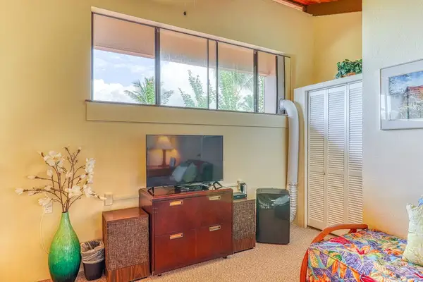 A perfect spot to unwind! This bright, elevated loft space includes a dedicated TV setup, ample natural light, and convenient closet storage. 🍿🎬🚪