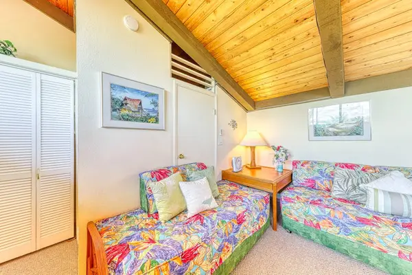 A cozy, sunlit retreat featuring two comfortable twin beds, gorgeous vaulted wood ceilings, and plenty of closet space. Perfect for kids or friends! 🛏️🛏️🪵