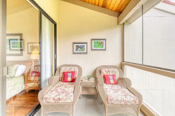 The perfect spot for your morning coffee! Enjoy a quiet, breezy moment on this lovely covered balcony before starting your day. ☕🌴🛋️