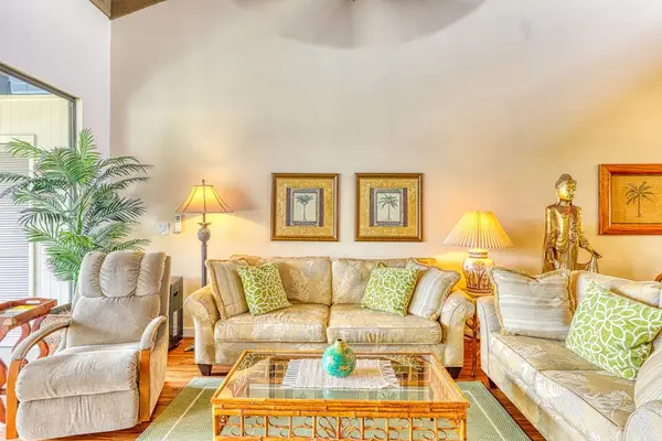 Bright, comfortable, and beautifully decorated. Put your feet up, enjoy the warm ambient lighting, and let the vacation mode sink in! 🌴🏡☀️