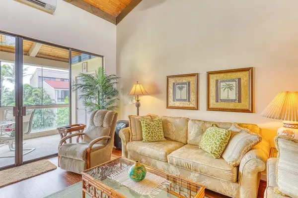 Soak in the beautiful natural light! This open living space features soaring vaulted ceilings and direct sliding door access to your private patio. ☀️🏡🌿