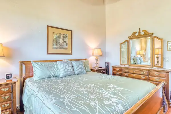 A cozy, quiet haven designed for a peaceful night's sleep. Enjoy the convenience of a large dresser with a beautiful tri-fold mirror! 💤👗🪞