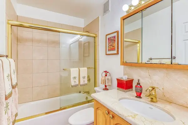 Fresh and fully prepared for your stay! Features a clean tub-shower combo, plenty of vanity space, and a large mirrored medicine cabinet. 🚿🧼✨