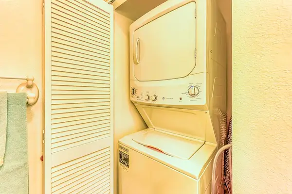 Enjoy the ultimate convenience of in-unit laundry! A stacked washer and dryer are ready for you to keep your clothes fresh throughout your stay 🧼👕🌀