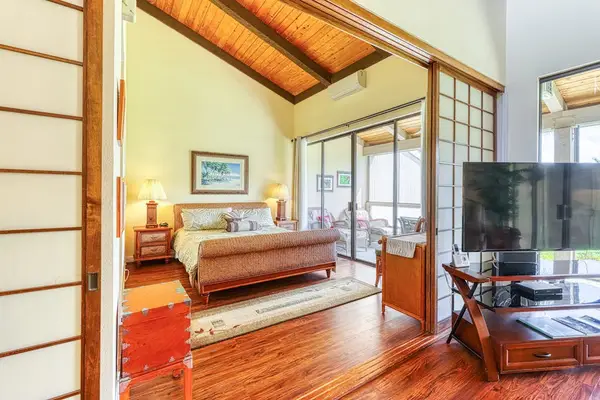 Stunning architectural details! Japanese-style sliding screens offer privacy for the bedroom while maintaining a bright, open, and airy feel. 🚪🎌🌾