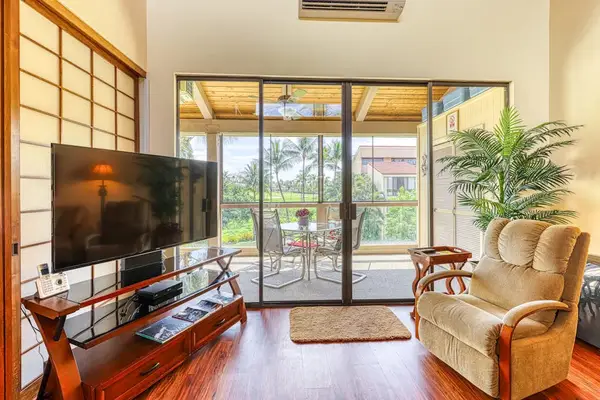 Stream your favorite shows on the large flat-screen TV, or open up the sliding doors to let in a refreshing tropical breeze from the patio! 🎬💨