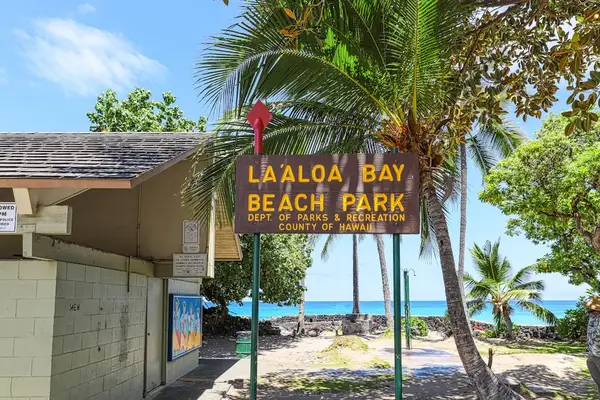 Incredible beach access! This sign for La'aloa Bay Beach Park is located right outside, making a spontaneous day at the beach incredibly convenient. 🏖️🌴✨