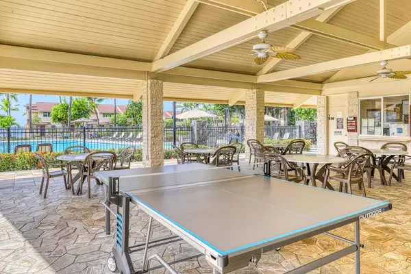Challenge your family to a game! Enjoy covered outdoor fun with our community ping-pong table and shaded pavilion seating area. 🏓☀️🌴