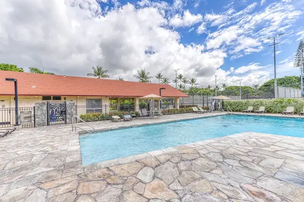Take a refreshing dip! Enjoy access to the sparkling swimming pool, complete with a spacious paved deck and sun loungers for soaking up the sun. 🏊‍♂️☀️💦
