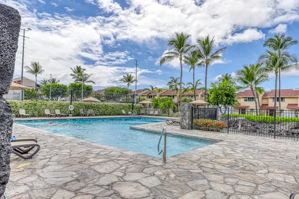 Take a refreshing dip in the sparkling resort-style pool or lounge poolside under the swaying palm trees! ☀️🏊‍♂️