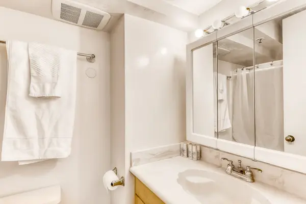 Refresh and recharge in this fresh, sparkling full bathroom designed for everyday comfort.