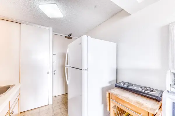 Make mealtimes easy with a practical kitchenette designed for everyday convenience.