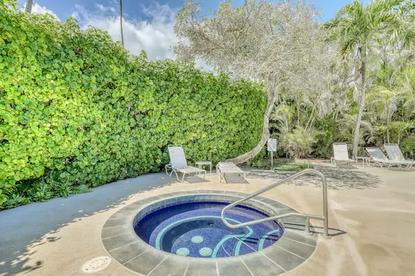 Plantation Hale Hot Tub
