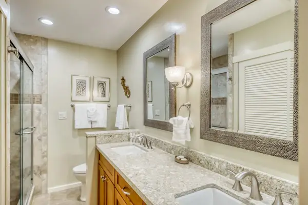 Bright Full Bathroom with Modern Finishes