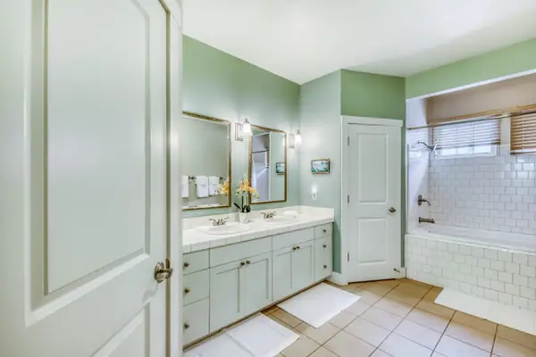 Spacious Primary En-Suite Bathroom with Double Vanity & Soaking Tub