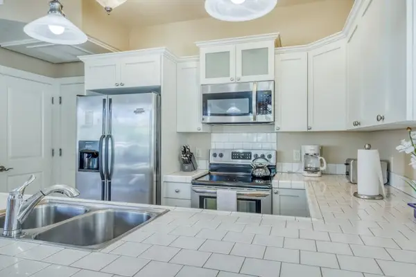 Modern Kitchen with Stainless Steel Appliances & Breakfast Bar