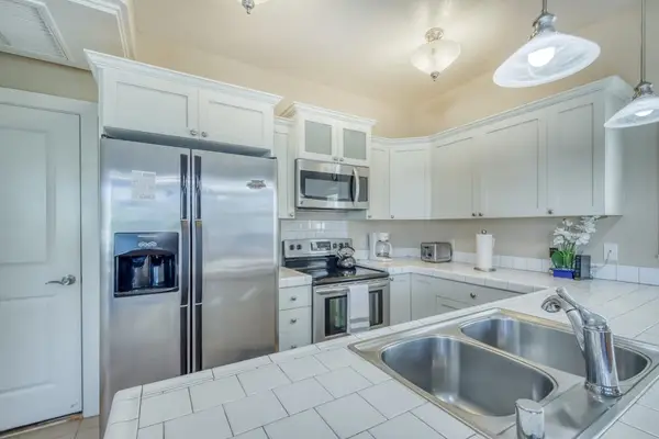 Fully Equipped Kitchen Prep Area with Ample Counter Space