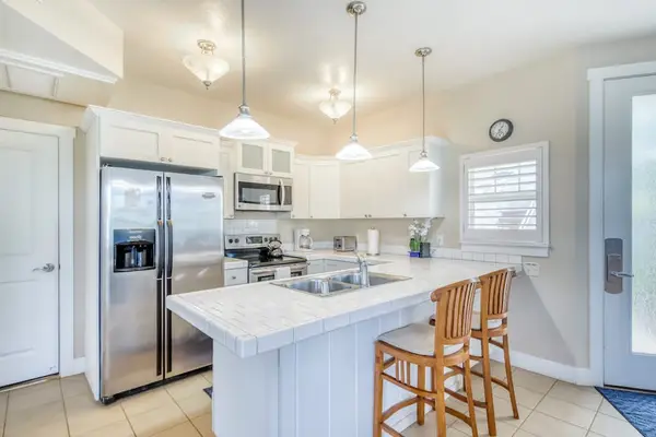 Fully Equipped Modern Kitchen with Breakfast Bar & Stainless Steel Appliances