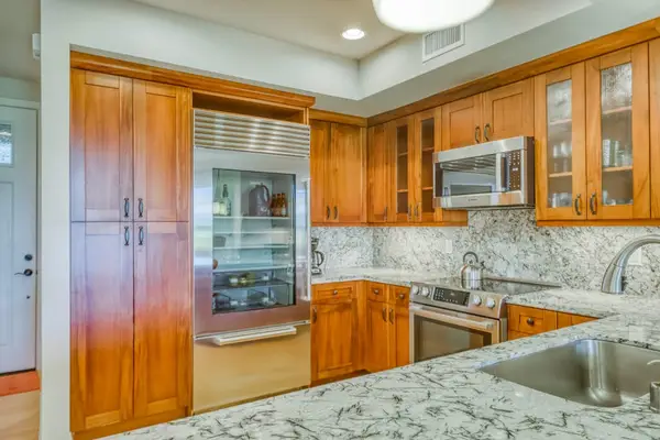 Spacious Gourmet Kitchen With Breakfast Bar