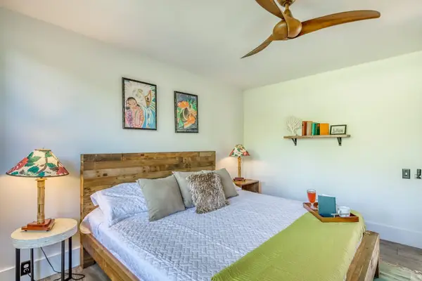 King bedroom with tropical décor