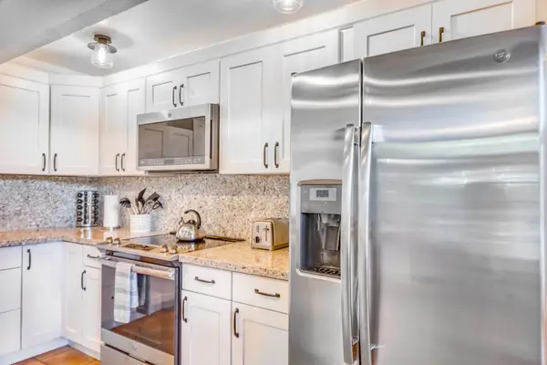 Fully Equipped Kitchen with Stainless Steel Appliances