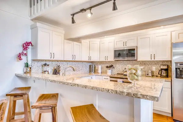 Kitchen Breakfast Bar & Modern Appliances