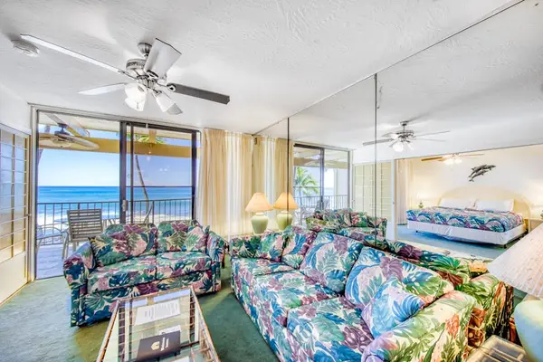 Sun-Kissed Living Space With Endless Ocean Horizons