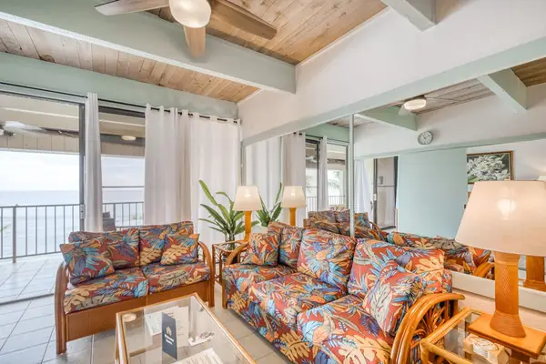 Comfortable living room with a sofa bed and direct access to the lanai.