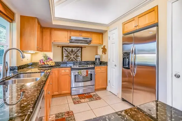 Bright Fully Equipped Kitchen