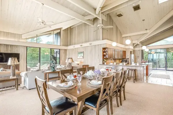Enjoy Family Meals in Island Comfort