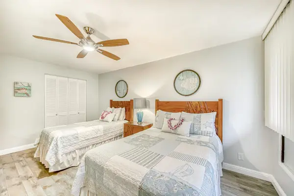 Serene Twin Bedroom With Island Charm