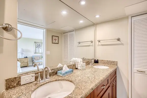 Granite Vanity With Resort Style