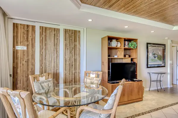 Dining With Warm Tropical Charm
