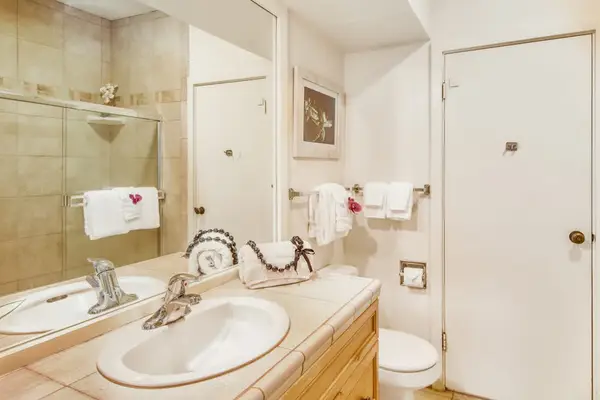 Fresh And Spotless Full Bathroom