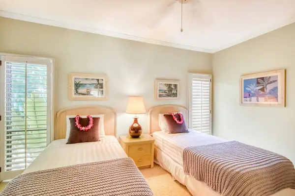 Peaceful Twin Bedroom Escape