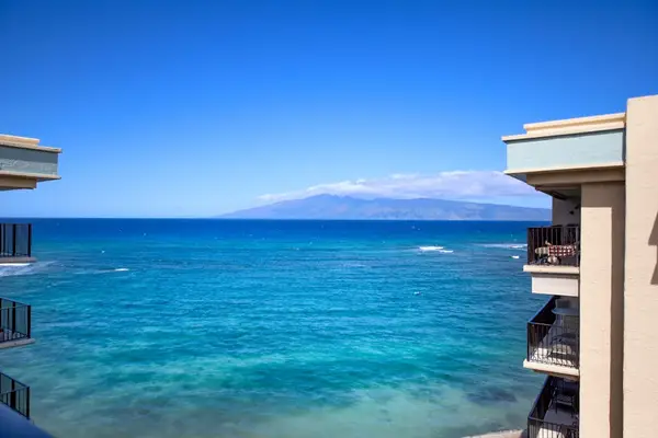 Panoramic views of the ocean and nearby islands
