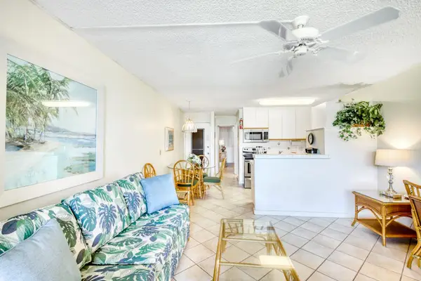 Airy Island-Inspired Living Space