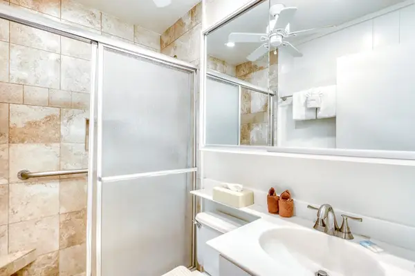 Fresh And Spacious Full Bathroom