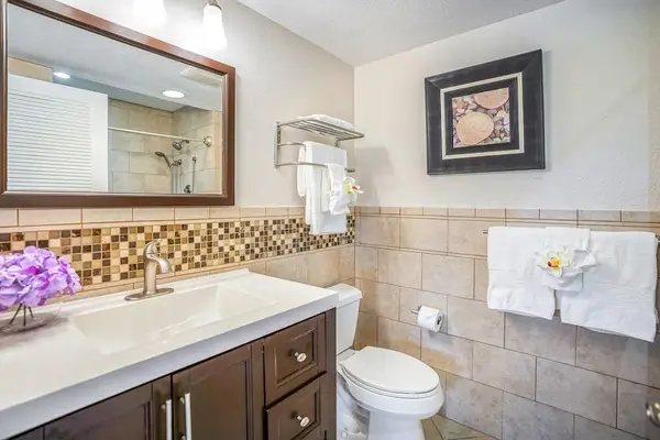 Refresh in the Spacious Full Bathroom