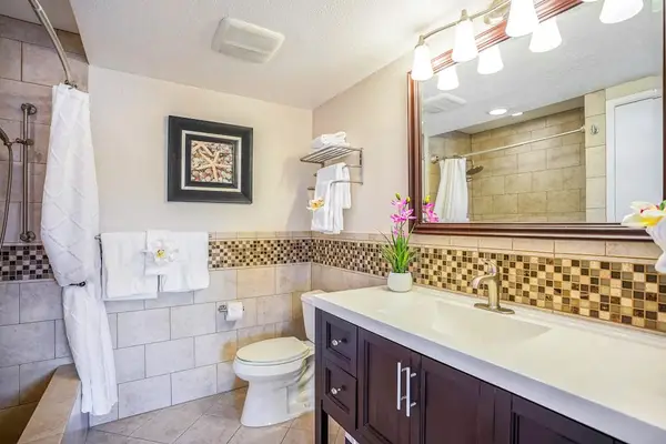Bright Guest Bathroom with Modern Finishes