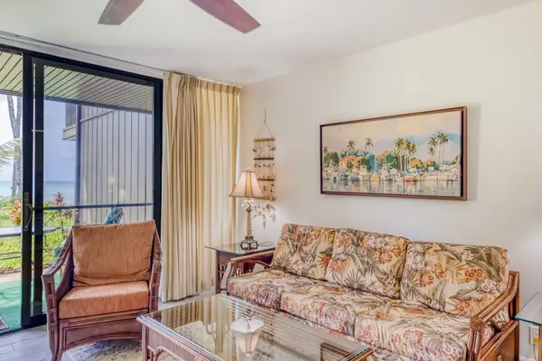Cozy Living Room With Lanai Access